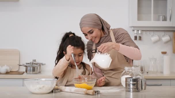 Bonne maman du Moyen-Orient et petite fille faisant la pâte dans la cuisine — Video