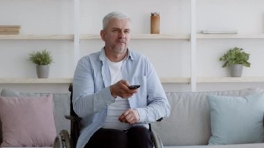 Memnuniyetsiz Engelli Adam TV İzliyor Evde Kanal Değiştiriyor