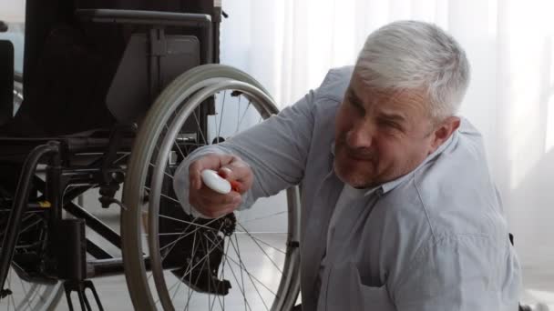 Homme âgé handicapé allongé sur le sol en appuyant sur le bouton d'urgence à l'intérieur — Video