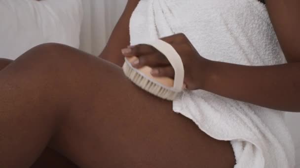 Black Lady Trockene Bürstenbeine zur Cellulite-Prävention in Innenräumen, beschnitten — Stockvideo