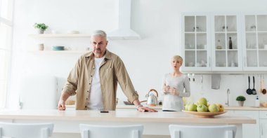 Boşanma, kavga, insanlar arasındaki kötü ilişki, kendini izole etme. Covid sırasında evlilik krizi