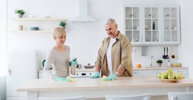 Temiz ev, hijyen, hafta sonları birlikte ev işleri.