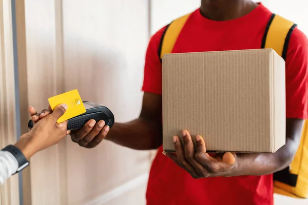 Klant Betalen Courier voor Pakket Levering met Credit Card Indoor — Stockfoto