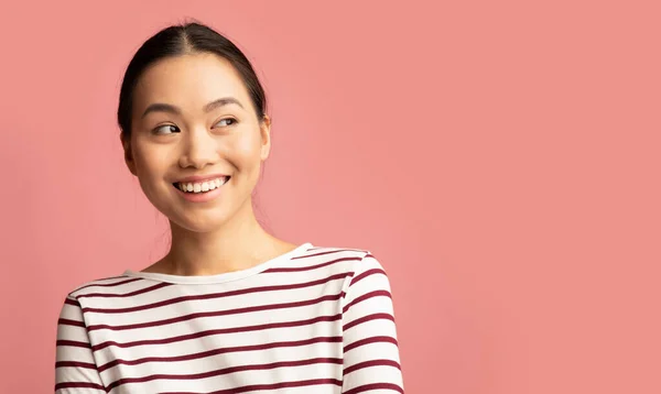 Retrato de interesse jovem asiático feminino olhando para o lado com emoção — Fotografia de Stock
