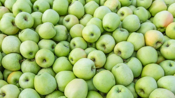 Venta de frutas en tienda y mercado. Negocios e industria, gran cosecha y alimentación saludable, antecedentes de la naturaleza — Foto de Stock