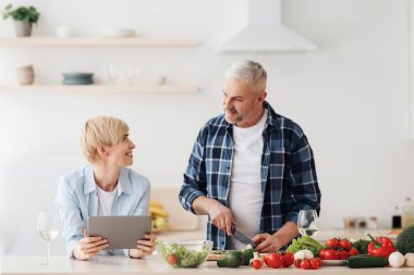 Birlikte mutfakta yemek pişirmek, internette yemek tarifi aramak, online blog izlemek.