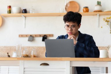 Çalışma, çevrimiçi ders, modern eğitim, covid-19 karantinasında iş ve iş