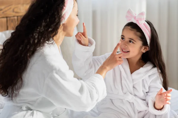 Retrato de cerca de la madre y la hija feliz en batas de baño —  Fotos de Stock