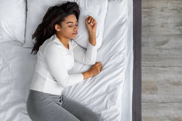 Retrato de una joven afroamericana durmiendo en la cama — Foto de Stock