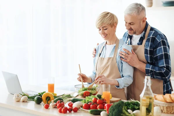 Coppia di blogger anziani che registrano contenuti video, preparano cibi sani in cucina — Foto Stock