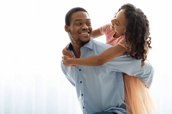 Feliz padre negro y la hija vinculación sobre fondo blanco —  Fotos de Stock