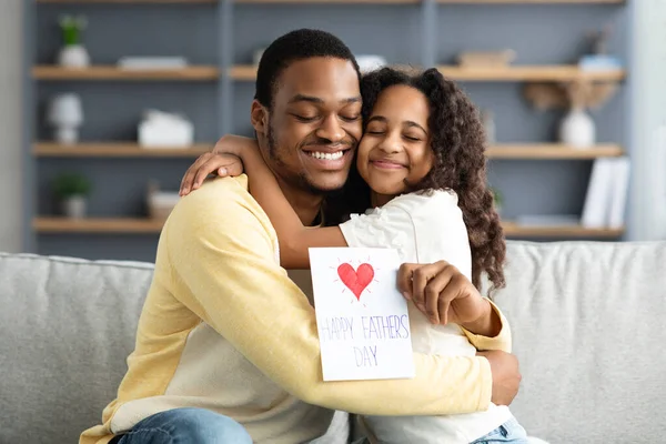 Cute black girl hugging her father, celebrating Fathers Day — Stock Photo, Image