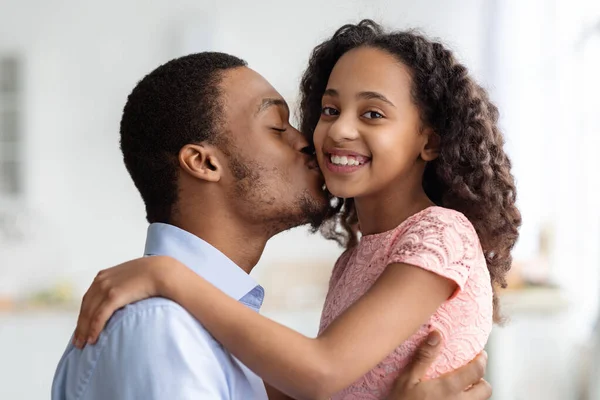 英俊的黑人父亲亲吻他可爱的小女儿 — 图库照片