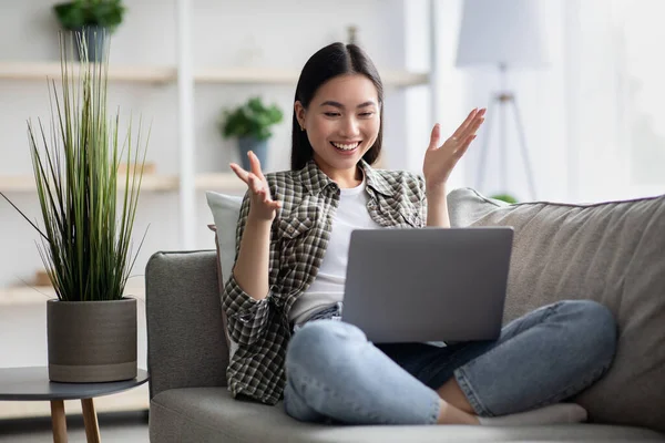 Gelukkig aziatische vrouw having video chat met haar minnaar — Stockfoto