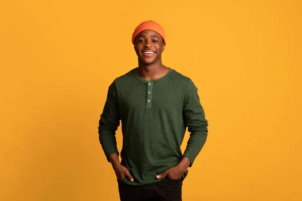 Retrato de bonito preto Hipster Guy em laranja chapéu sobre fundo amarelo — Fotografia de Stock