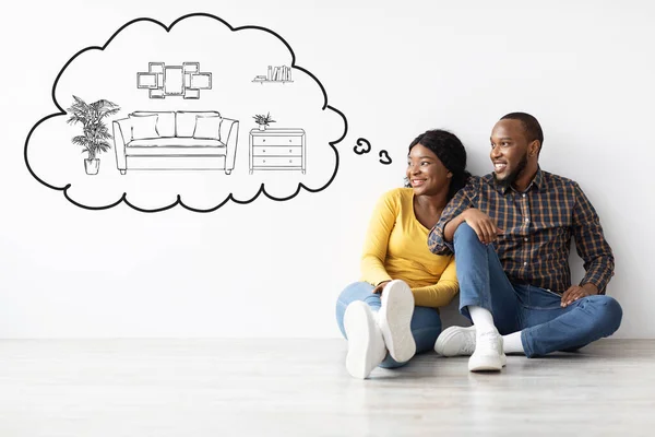 Glada afroamerikanska makar drömmer om inre av sin nya lägenhet — Stockfoto