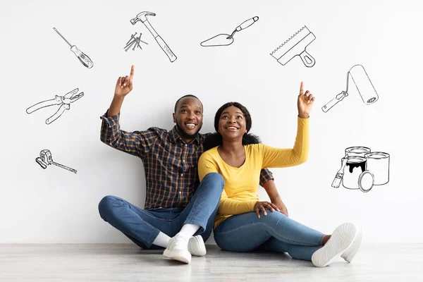 Conceito de Reparação da Casa. Feliz casal afro-americano pensando em renovação plana, colagem — Fotografia de Stock