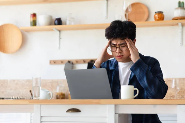 Problemas en el trabajo, exceso de trabajo, migrañas, síntomas de enfermedad durante el autoaislamiento — Foto de Stock