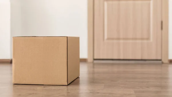 Kotak Kardus Terkirim Parsel Berbaring Dekat Pintu Dari Rumah Pelanggan — Stok Foto
