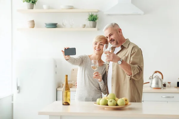 Blahopřejte online, video hovoru a dovolené na dálku během covid-19 — Stock fotografie