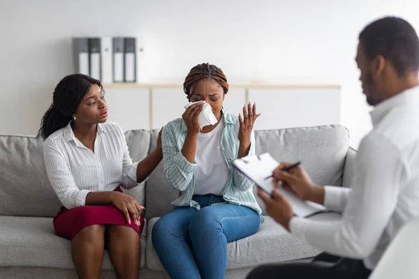 LGBT lesbisch echtpaar dat fycholoog raadpleegt op medisch kantoor. Homoseksuele huwelijksproblemen — Stockfoto