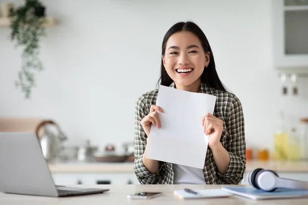 Allegro asiatico donna mostrando vuoto carta, cucina interna — Foto Stock