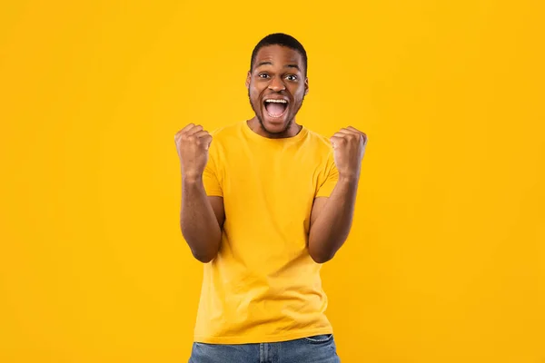 African American Guy Gesturing Yes Shouting Fists, Yellow Background — стокове фото