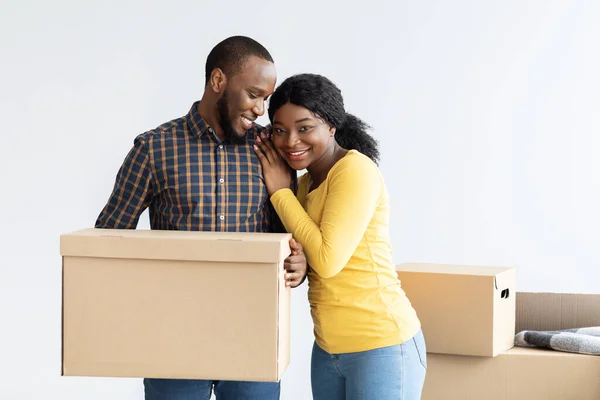 Retrato de casal afro-americano feliz se mudando para novo apartamento juntos — Fotografia de Stock