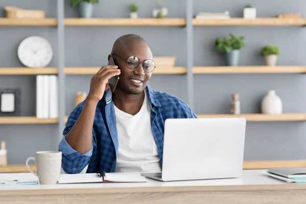 Mobiele bedrijfscommunicatie en ondernemerschap Gelukkig Afrikaans Amerikaans zakenman praten op mobiele telefoon — Stockfoto