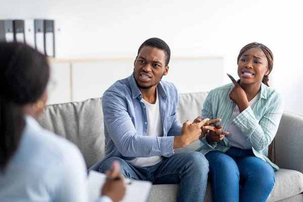 Sinirli siyah çift evlilik danışmanıyla görüşüyor, fizyoloji ofisinde anlaşmazlık yaşıyorlar.