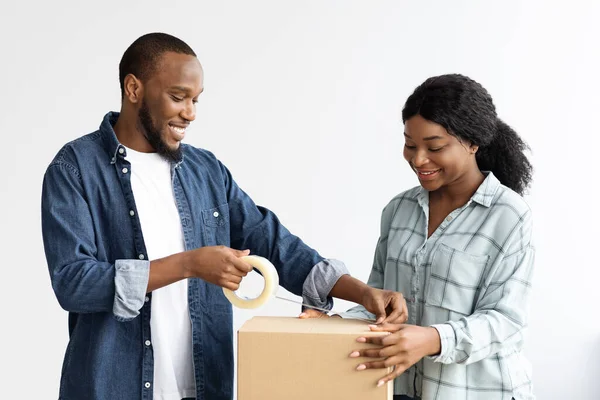 Happy Black Couple Verpakking Bezittingen In Box voordat u naar een nieuw huis — Stockfoto