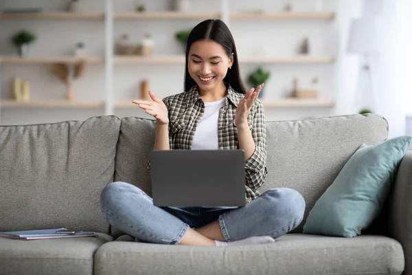 Glad asiatisk dam som har online-fest med sina flickvänner — Stockfoto