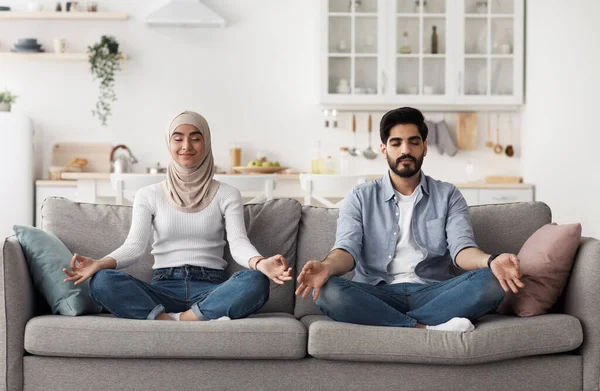 Tempo libero, relax, coppia calma che medita, esercizio fisico insieme, assistenza sanitaria a casa — Foto Stock