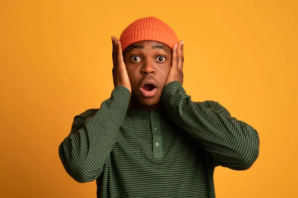 Portrét vyděšeného mladého černocha dotýkajícího se hlavy v šoku — Stock fotografie