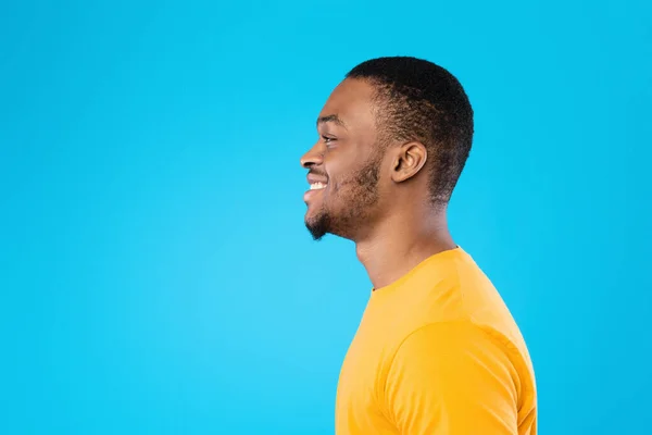 Adatlap Portré Of Cheerful African American Guy Over Blue Háttér — Stock Fotó