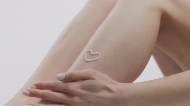 Procedury depilacji. Kobieta głaskanie gładką skórę doskonałych nóg, korzystających po efekt depilacji, białe tło — Wideo stockowe