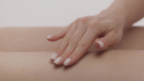 Anti cellulitis zorg. Blanke dame het aanbrengen van vetverbranding crème op haar heupen huid, genieten van spa procedures zelf — Stockvideo