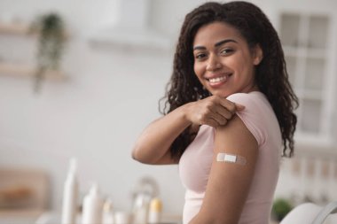 Kadın covid-19 aşısını evde yaptırıyor. Sağlık ve tıbbi prosedür