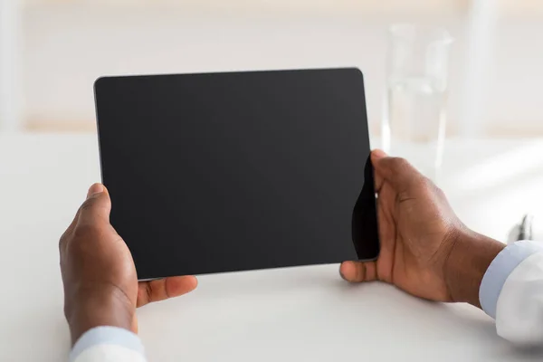 Technologia dla przyjemności. Nierozpoznawalny afro-amerykański lekarz korzystający z tabletu cyfrowego z pustym ekranem, puste miejsce — Zdjęcie stockowe