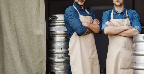 Cervejeiros no trabalho, homens confiantes atraentes na fábrica. Pequenas empresas, cervejarias e startup — Fotografia de Stock