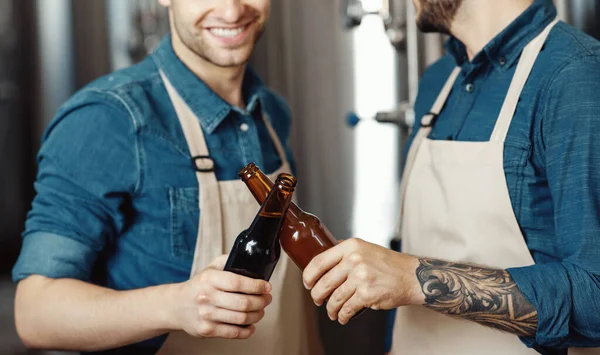 Profesyonel bira sahipleri bira fabrikasında yeni içkinin tadına baktılar. — Stok fotoğraf