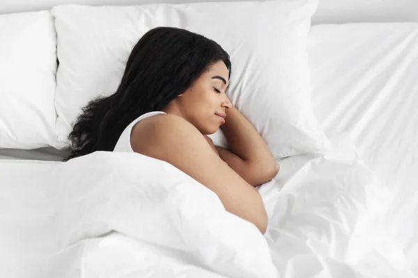 Durmiendo saludable. Mujer afroamericana joven durmiendo en su cama en casa, espacio para copiar, vista superior — Foto de Stock