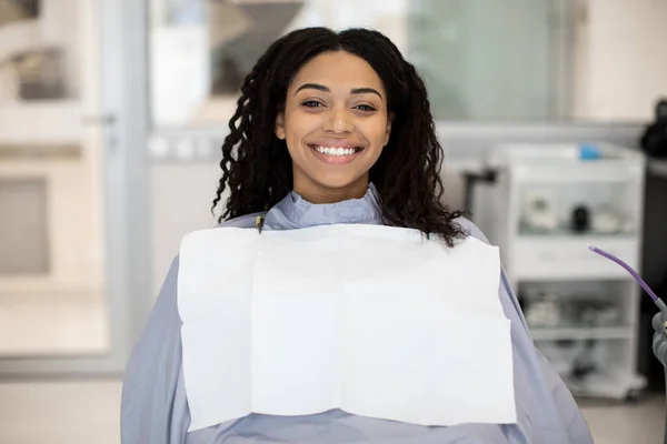 Porträtt av lycklig svart kvinna patient sitter i stol i tandv? rdskliniken — Stockfoto