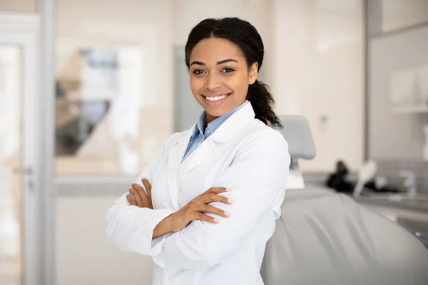 Porträt der schönen professionellen schwarzen Stomatologin posiert im Klinikinnenraum — Stockfoto