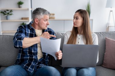 Stresli orta yaşlı bir adam karısını suçluyor, boşanmak istiyor, evde evlilik sözleşmesi tutuyor.