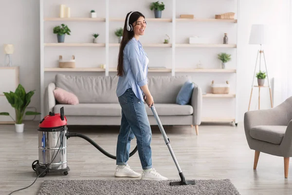 Woman cleaning house, singing and using hoover — Foto de Stock