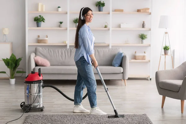 Vrouw schoonmaken, zingen en het gebruik van hoover — Stockfoto