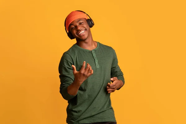 Cheerful Young African American Guy Listening To Music In Wireless Headphones — Stockfoto