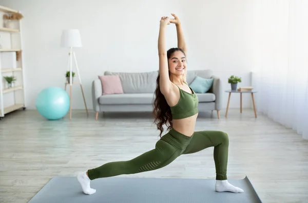 Volledige lengte van jonge Indiase vrouw die thuis traint, krachttraining doet, kopieerruimte — Stockfoto