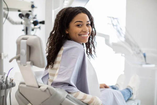 Happy Young Black Female Patient Sitting In Chair At Dental Clinic — Stockfoto